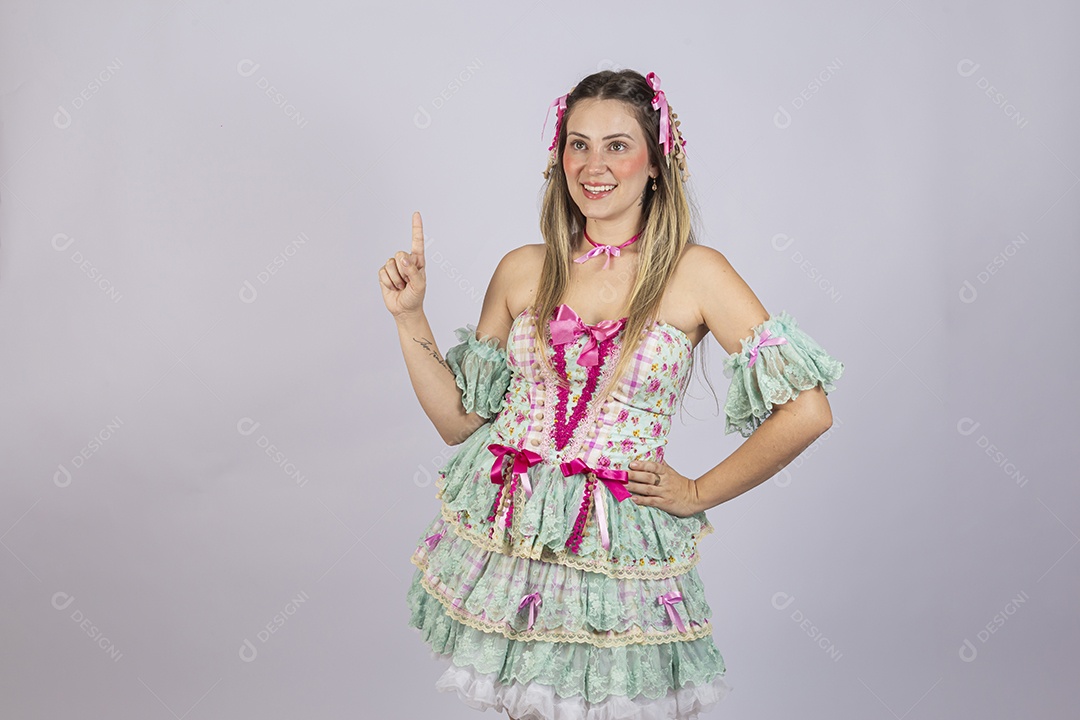 Linda mulher jovem usando roupas típicas de festa junina