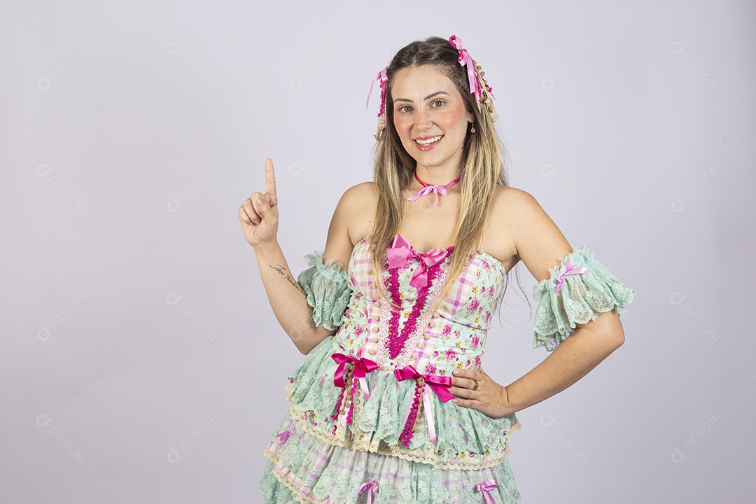 Linda mulher jovem usando roupas típicas de festa junina