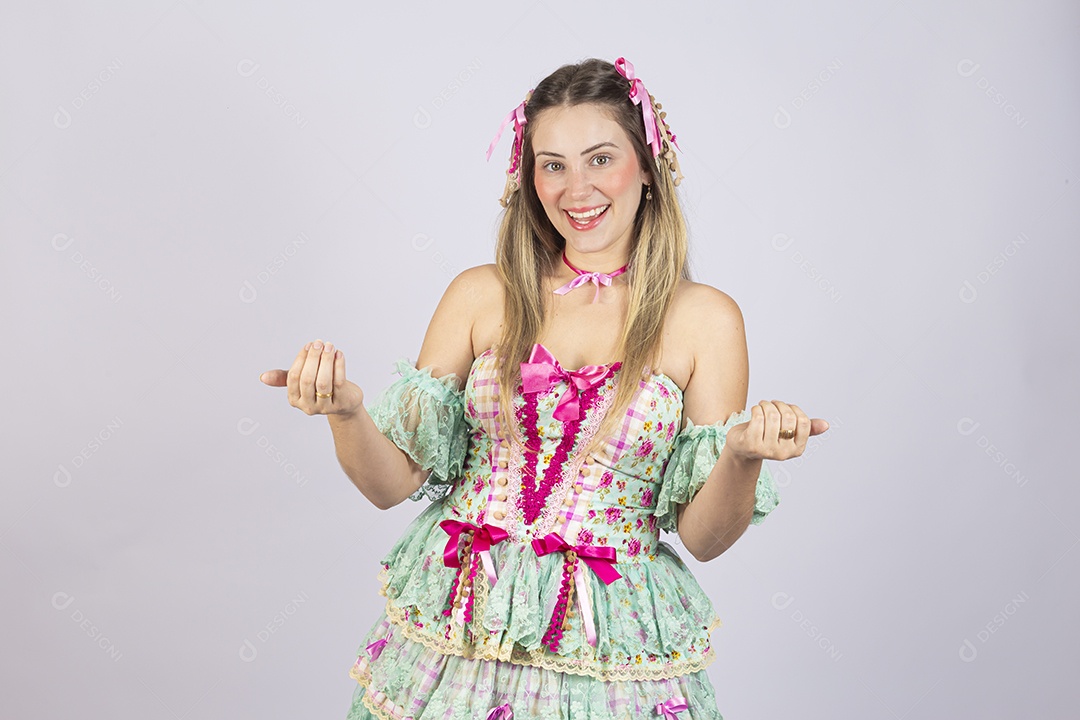 Linda mulher jovem usando roupas típicas de festa junina