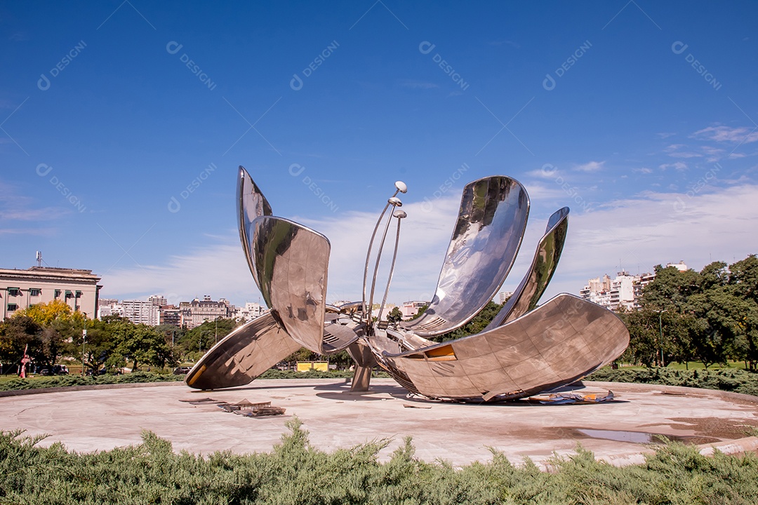 Pétala quebrada de Floralis Generica em Buenos Aires Argentina com céu azul