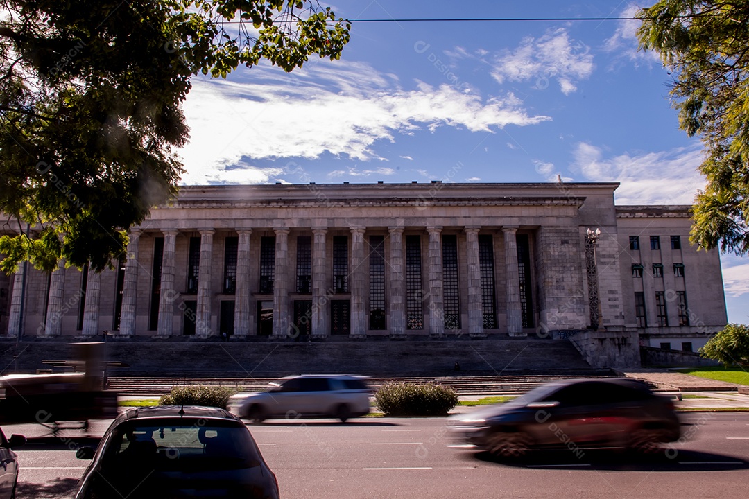 Prédio da faculdade de Direito de Buenos aires carros em movimento