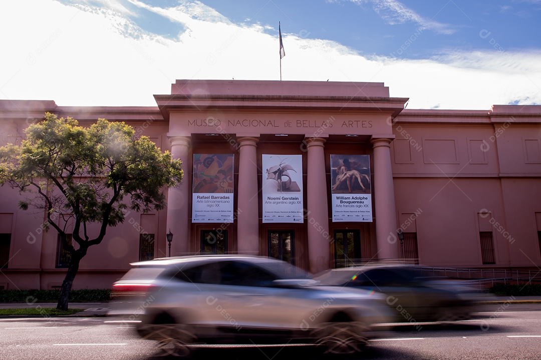 Museu nacional de belas artes em Buenos Aires Argentina carros em movimento
