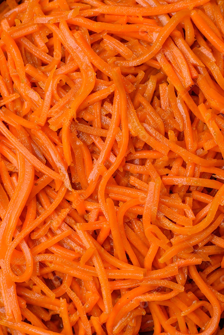 Saborosa cenoura coreana picante com especiarias e ervas em um fundo escuro de concreto. comida asiática