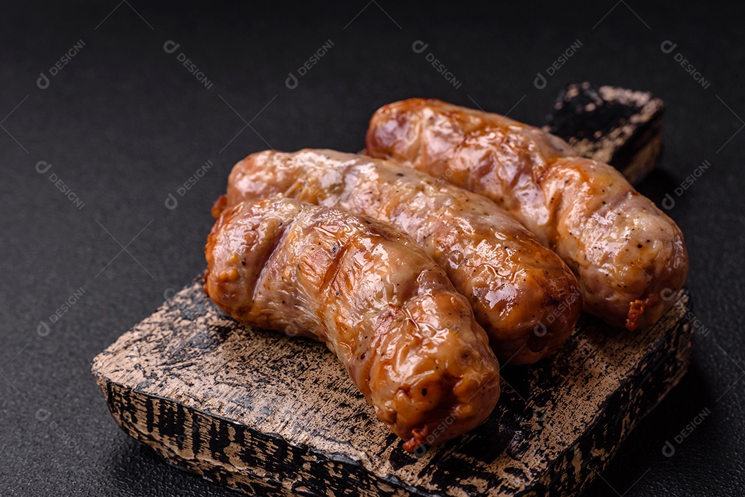 Salsichas grelhadas com especiarias e ervas. Vista superior plana. Com espaço de cópi