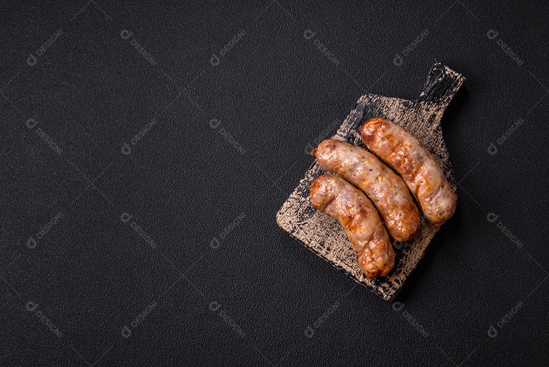 Salsichas grelhadas com especiarias e ervas. Vista superior plana. Com espaço de cópia