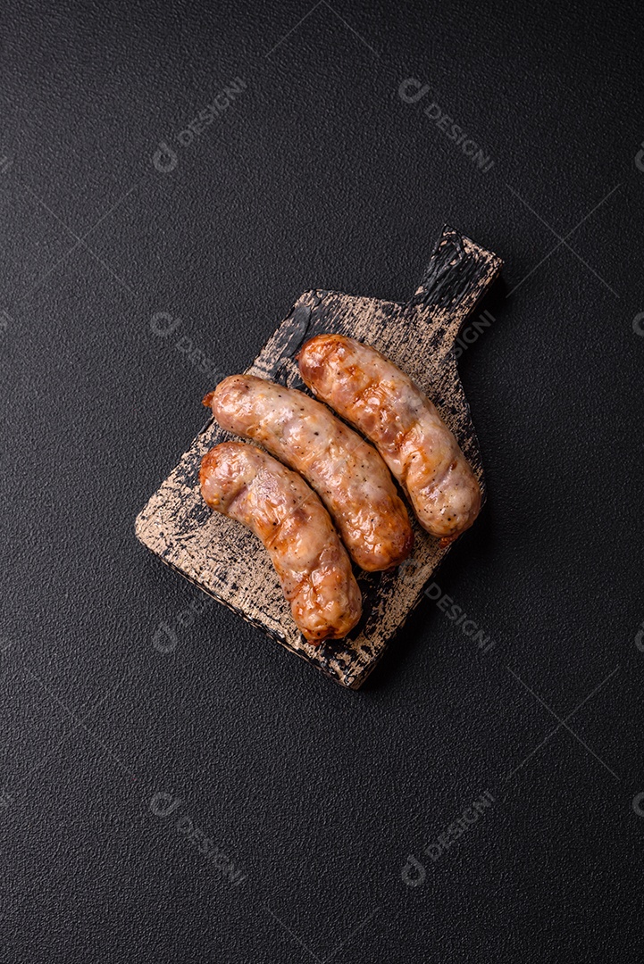 Salsichas grelhadas com especiarias e ervas. Vista superior plana. Com espaço de cópia