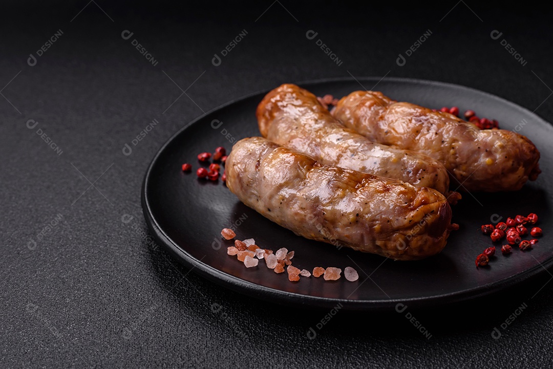 Salsichas grelhadas com especiarias e ervas. Vista superior plana. Com espaço de cópia