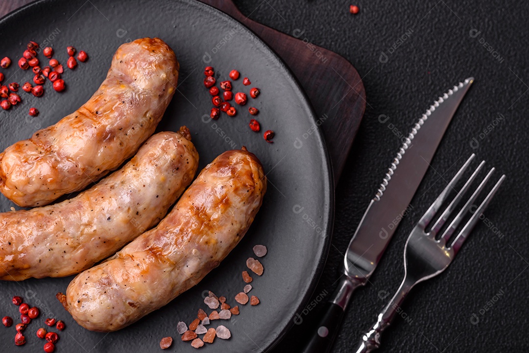 Salsichas grelhadas com especiarias e ervas. Vista superior plana. Com espaço de cópia