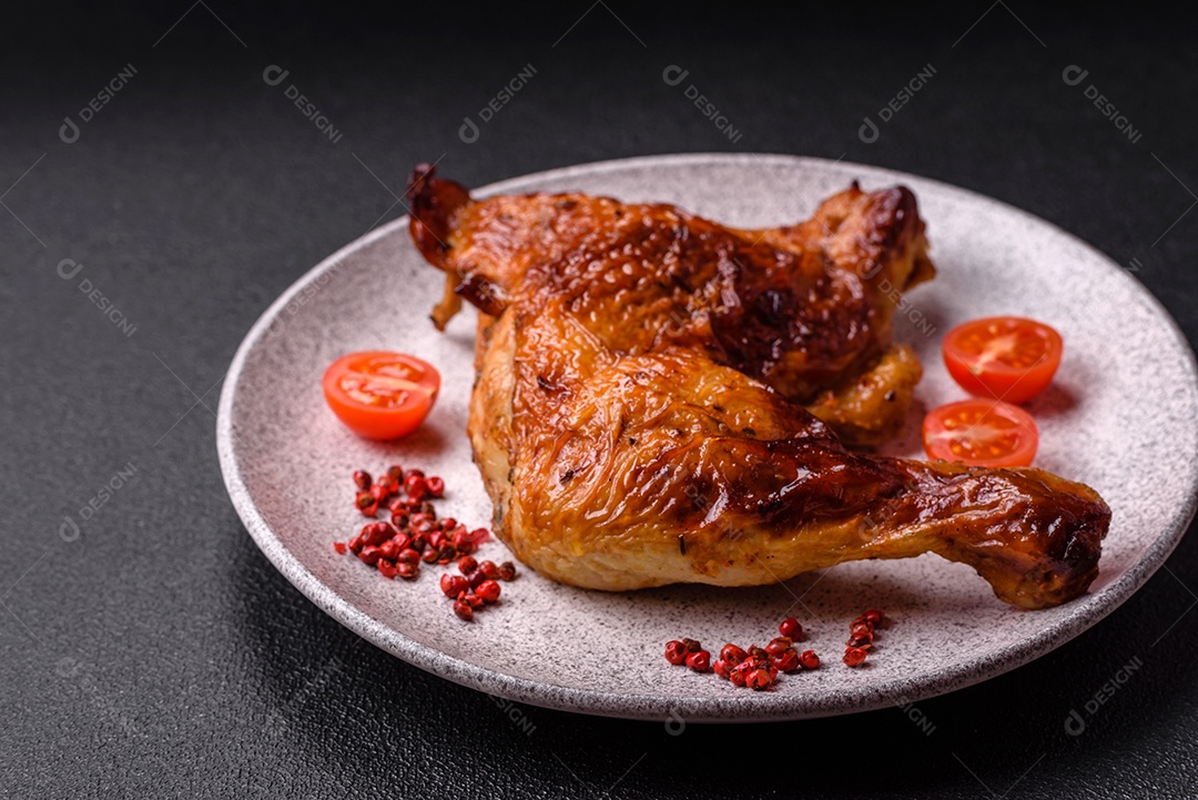 Deliciosa coxa ou quarto de frango grelhado com sal e especiarias em fundo escuro de concreto