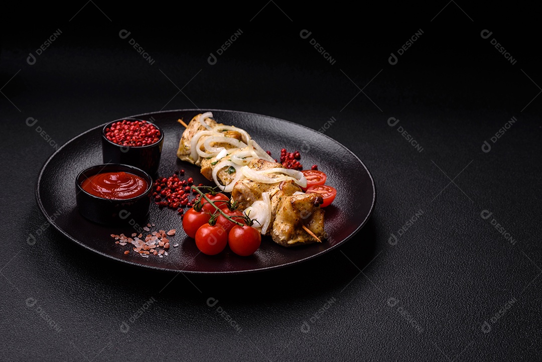 Delicioso kebab de carne de frango fresco com sal, especiarias e ervas sobre um fundo escuro de concreto
