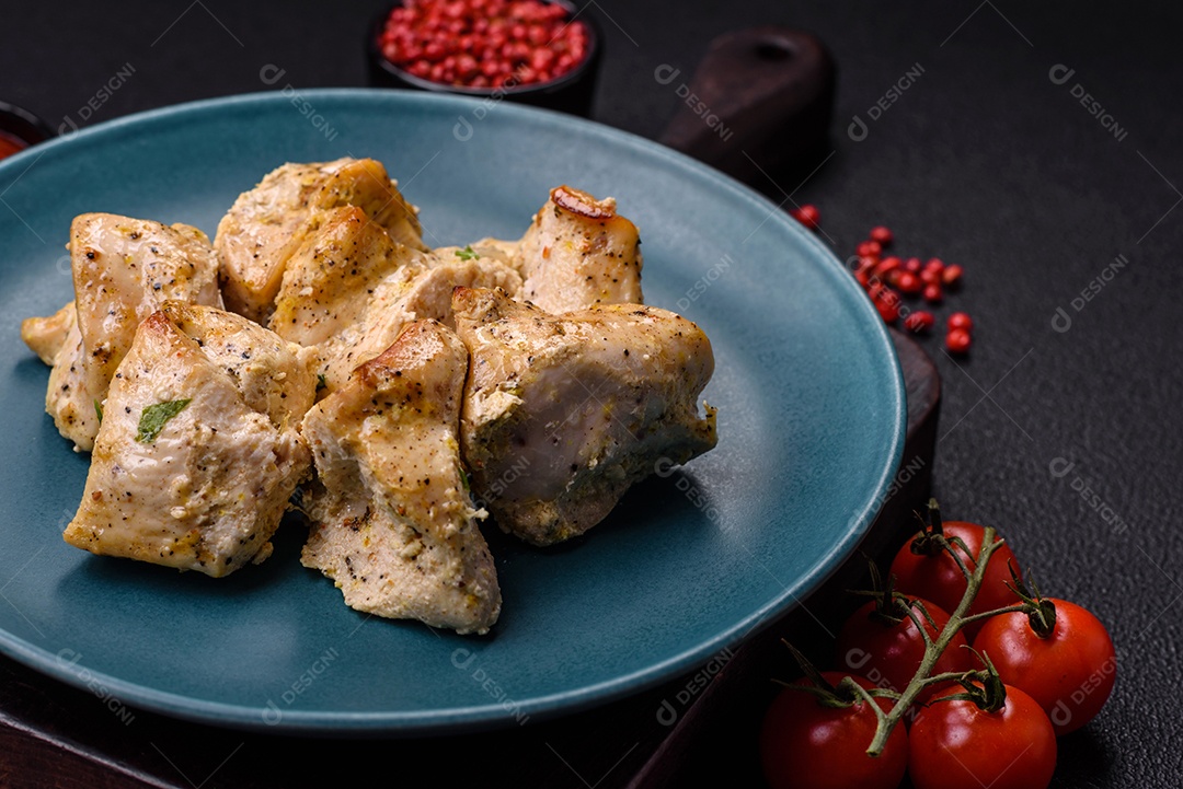 Delicioso kebab de carne de frango fresco com sal, especiarias e ervas sobre um fundo escuro de concreto