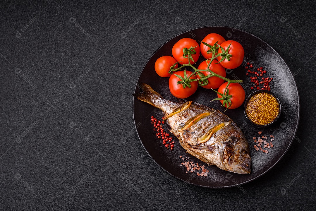 Delicioso dorado assado na grelha com sal, especiarias e ervas sobre um fundo escuro texturizado