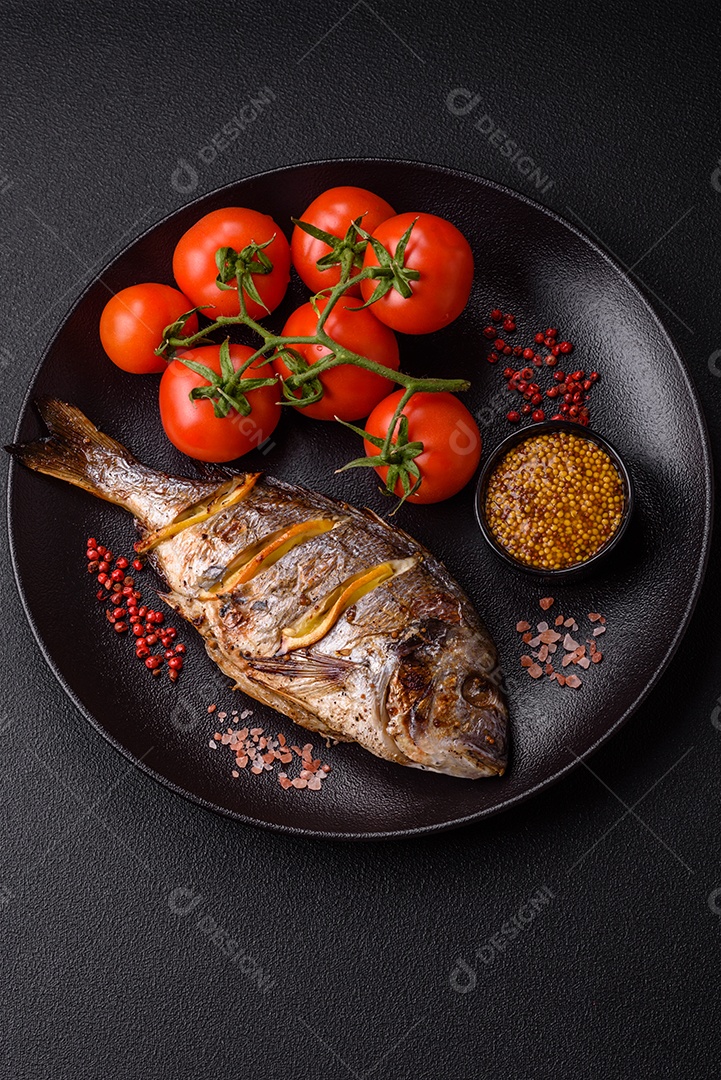Delicioso dorado assado na grelha com sal, especiarias e ervas sobre um fundo escuro texturizado