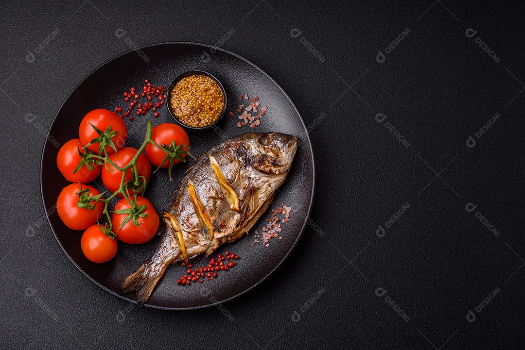 Delicioso dorado assado na grelha com sal, especiarias e ervas sobre um fundo escuro texturizado