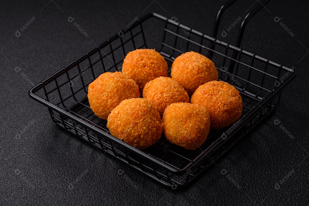 Deliciosas bolinhas de mussarela e queijo parmesão com sal e especiarias. Fast-food, comida pouco saudável