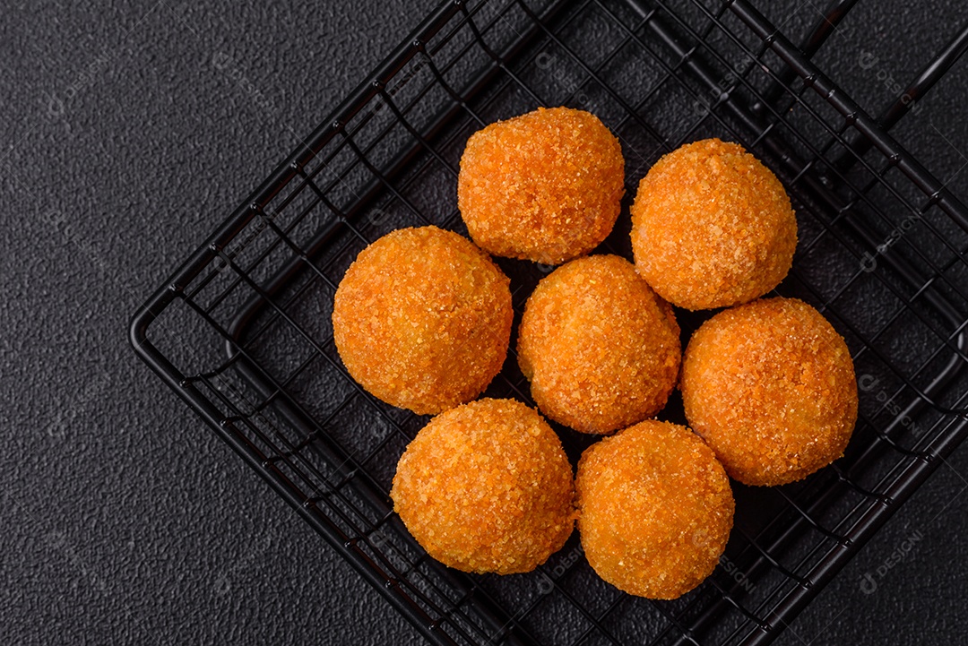 Deliciosas bolinhas de mussarela e queijo parmesão com sal e especiarias. Fast-food, comida pouco saudável