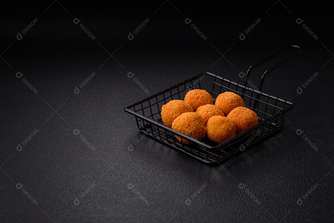 Deliciosas bolinhas de mussarela e queijo parmesão com sal e especiarias. Fast-food, comida pouco saudável