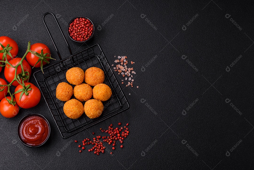 Deliciosas bolinhas de mussarela e queijo parmesão com sal e especiarias. Fast-food, comida pouco saudável