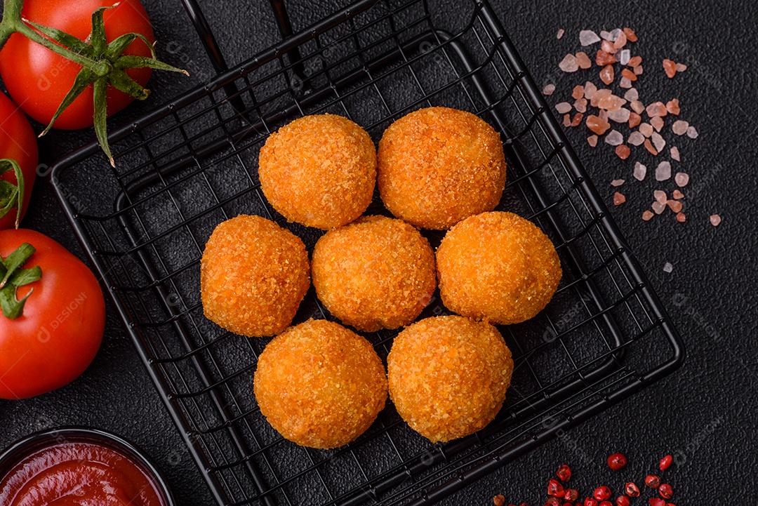 Deliciosas bolinhas de mussarela e queijo parmesão com sal e especiarias. Fast-food, comida pouco saudável