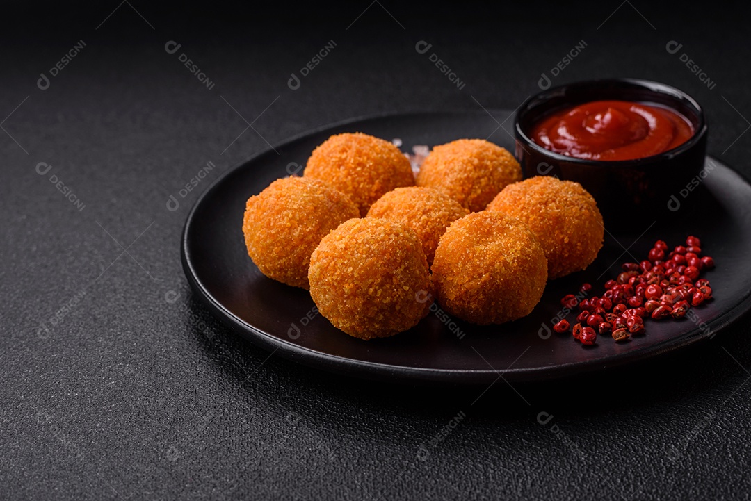 Deliciosas bolinhas de mussarela e queijo parmesão com sal e especiarias. Fast-food, comida pouco saudável