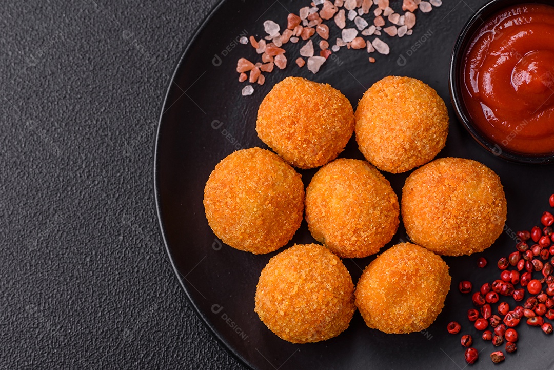 Deliciosas bolinhas de mussarela e queijo parmesão com sal e especiarias. Fast-food, comida pouco saudável