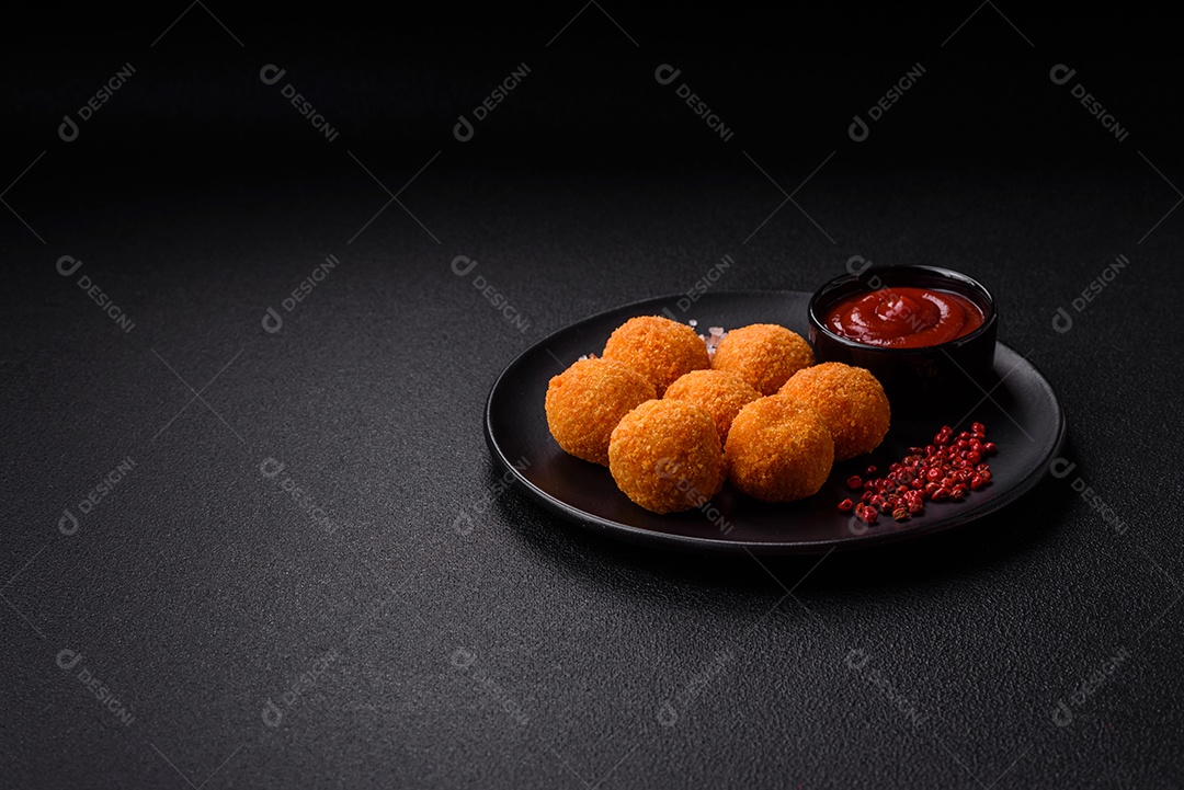 Deliciosas bolinhas de mussarela e queijo parmesão com sal e especiarias. Fast-food, comida pouco saudável