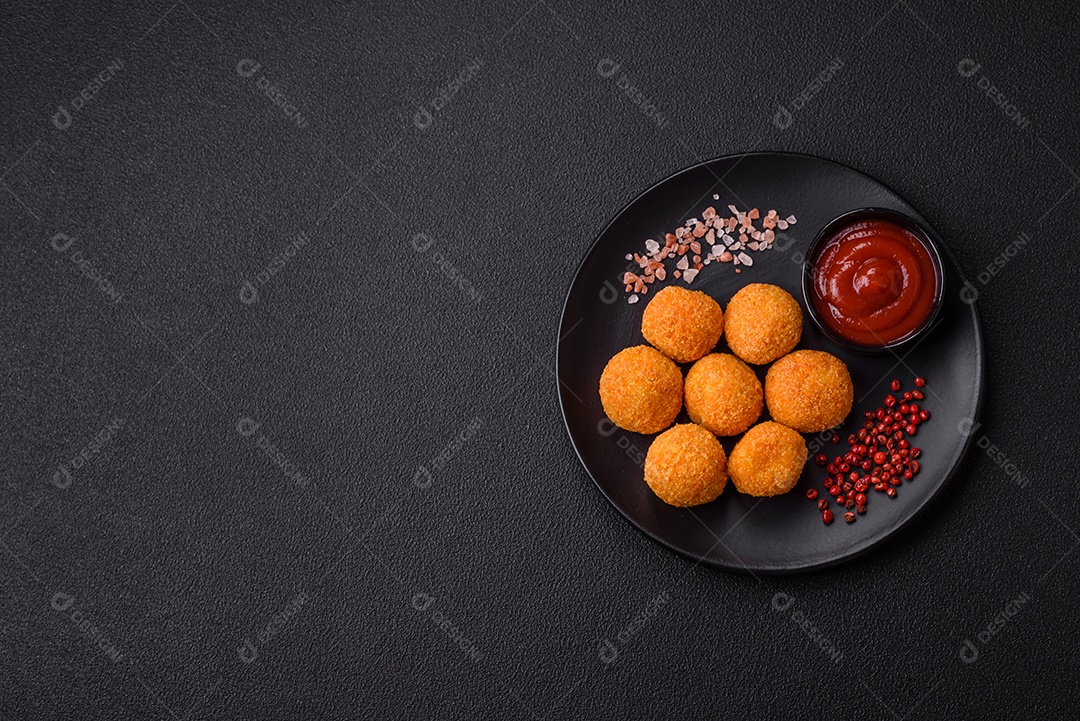 Deliciosas bolinhas de mussarela e queijo parmesão com sal e especiarias. Fast-food, comida pouco saudável