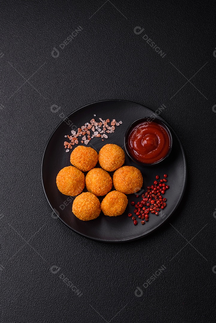 Deliciosas bolinhas de mussarela e queijo parmesão com sal e especiarias. Fast-food, comida pouco saudáve