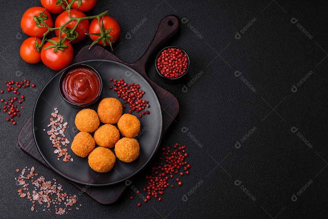 Deliciosas bolinhas de mussarela e queijo parmesão com sal e especiarias. Fast-food, comida pouco saudável