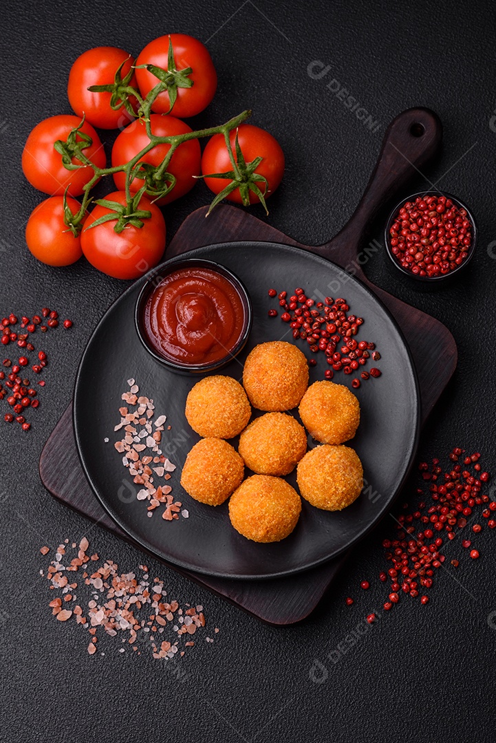 Deliciosas bolinhas de mussarela e queijo parmesão com sal e especiarias. Fast-food, comida pouco saudável