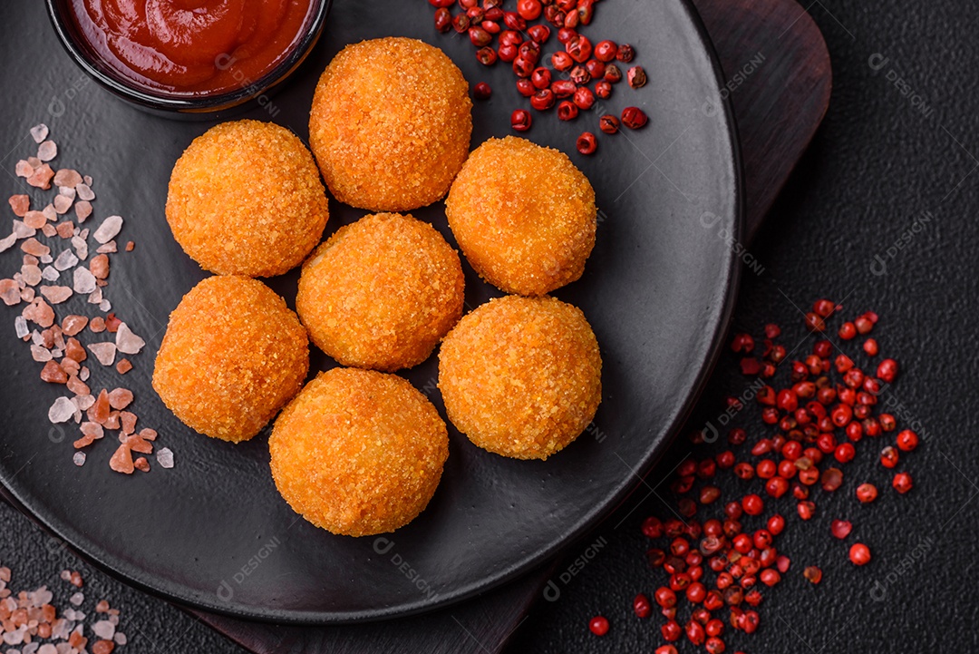 Deliciosas bolinhas de mussarela e queijo parmesão com sal e especiarias. Fast-food, comida pouco saudáve