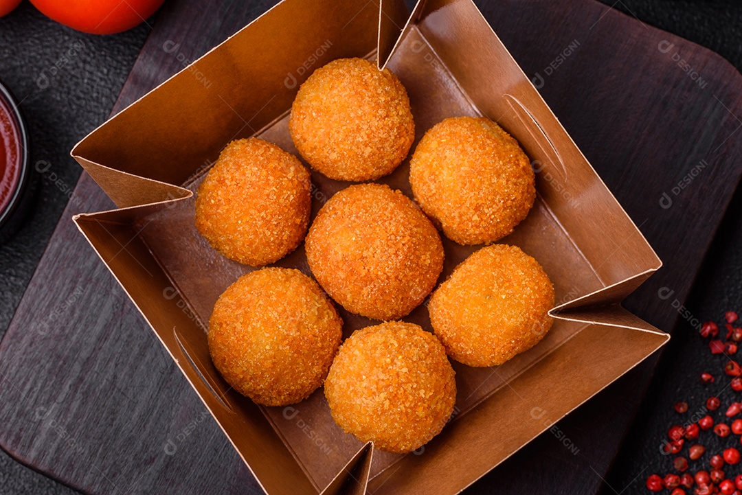 Deliciosas bolinhas de mussarela e queijo parmesão com sal e especiarias. Fast-food, comida pouco saudável