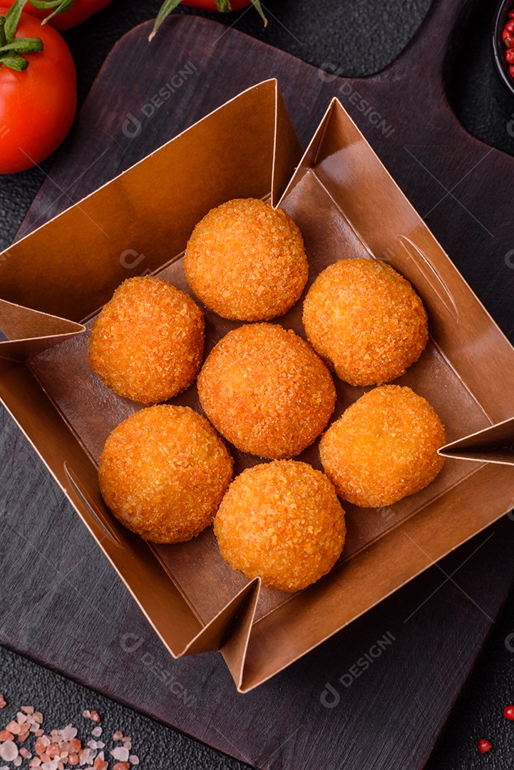 Deliciosas bolinhas de mussarela e queijo parmesão com sal e especiarias. Fast-food, comida pouco saudável