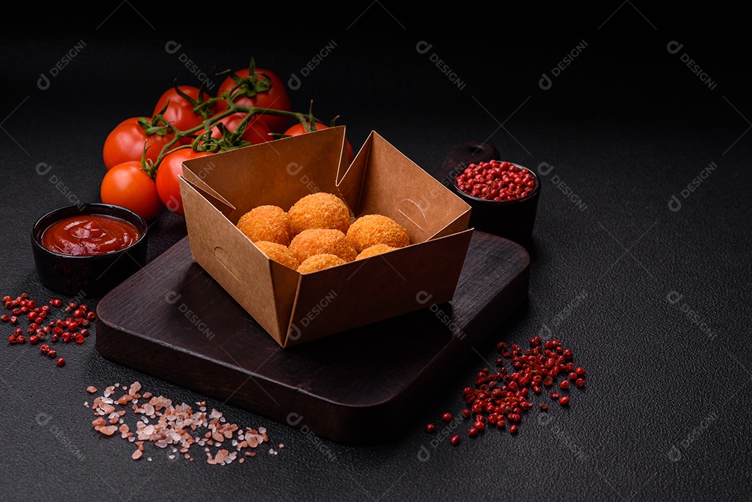 Deliciosas bolinhas de mussarela e queijo parmesão com sal e especiarias. Fast-food, comida pouco saudável