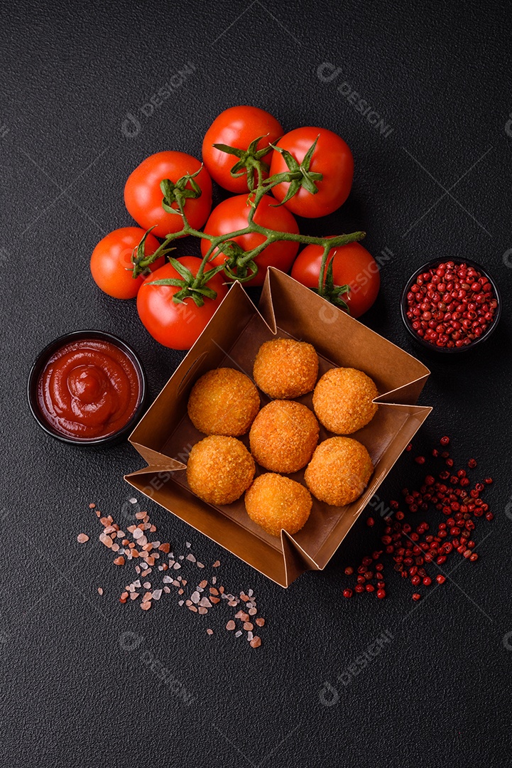 Deliciosas bolinhas de mussarela e queijo parmesão com sal e especiarias. Fast-food, comida pouco saudável