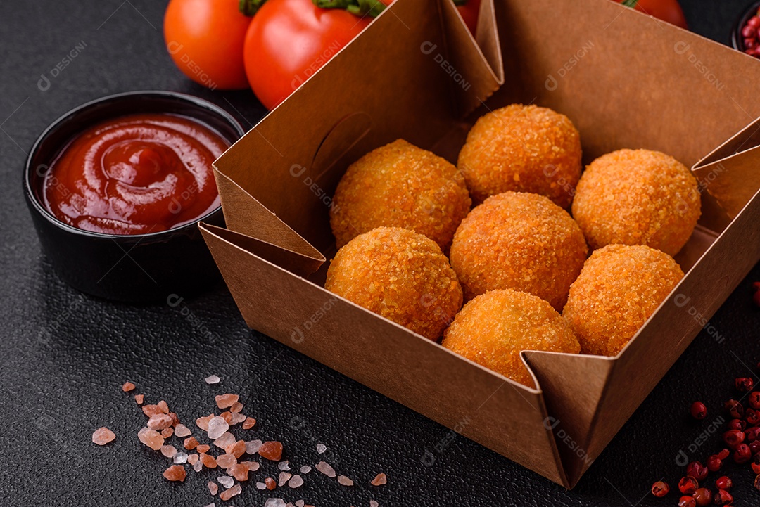 Deliciosas bolinhas de mussarela e queijo parmesão com sal e especiarias. Fast-food, comida pouco saudável