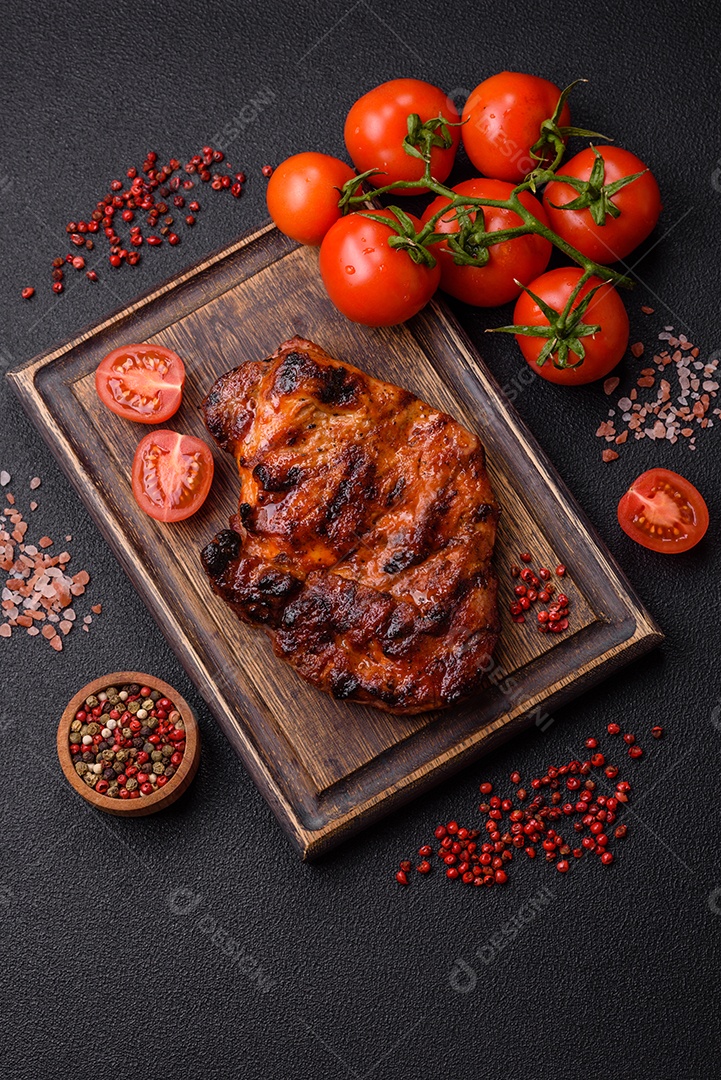 Bife fresco, suculento e delicioso em um fundo escuro. Prato de carne com especiarias e ervas