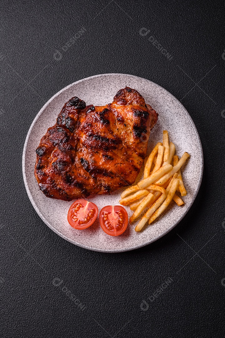 Bife fresco, suculento e delicioso em um fundo escuro. Prato de carne com especiarias e ervas