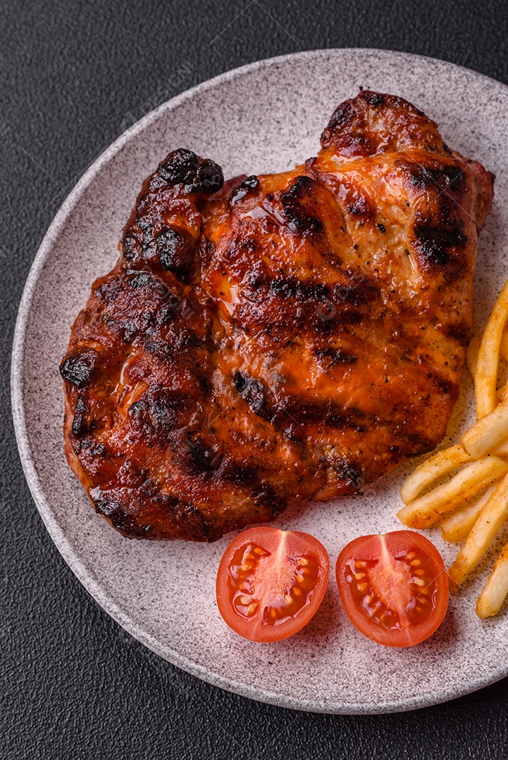 Bife fresco, suculento e delicioso em um fundo escuro. Prato de carne com especiarias e ervas