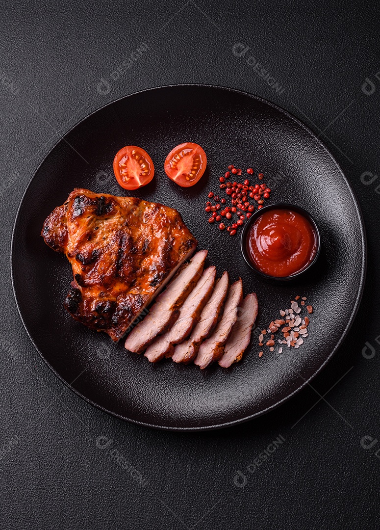 Bife fresco, suculento e delicioso em um fundo escuro. Prato de carne com especiarias e ervas