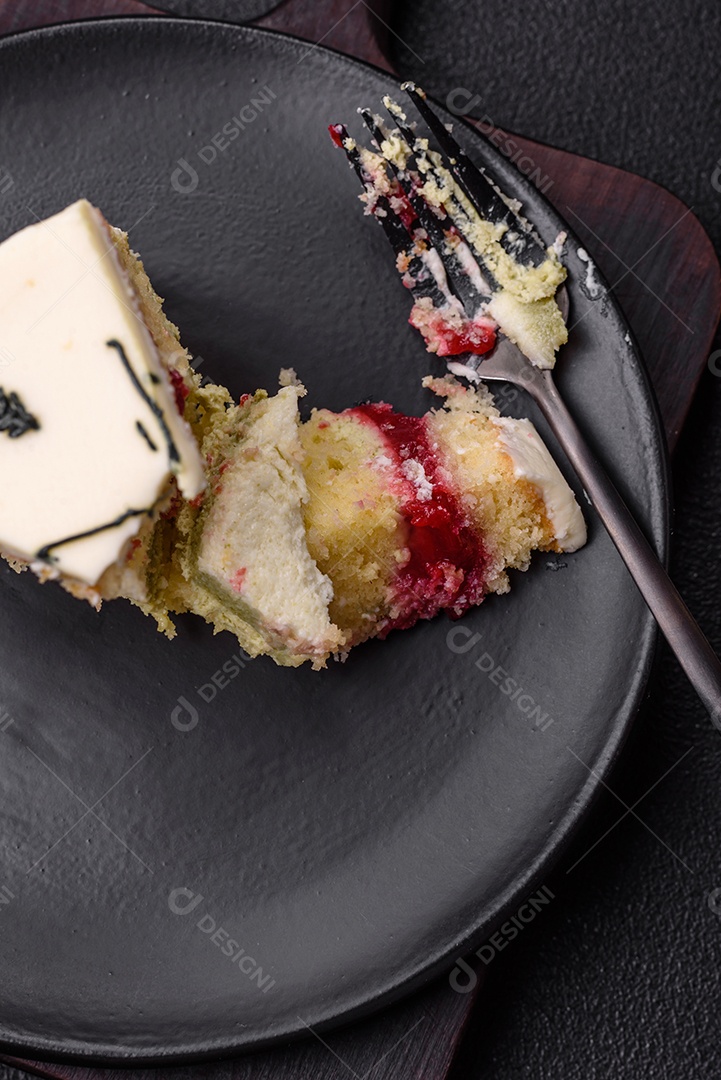 Delicioso cheesecake de sobremesa doce com sabor de framboesa e pistache em fundo de concreto texturizado