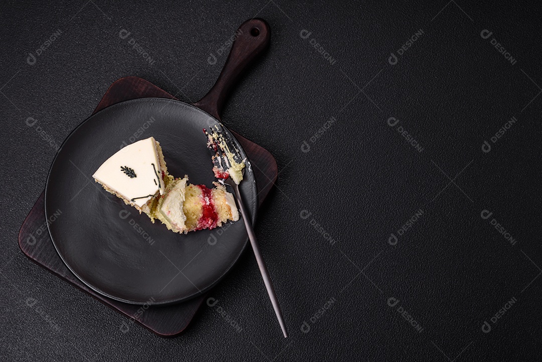 Delicioso peito de frango de carne defumada com sal, especiarias e ervas sobre um fundo escuro de concreto