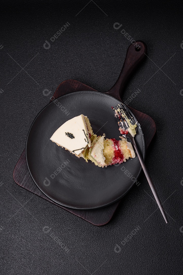 Delicioso cheesecake de sobremesa doce com sabor de framboesa e pistache em fundo de concreto texturizado