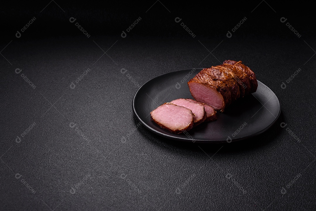 Delicioso peito de frango de carne defumada com sal, especiarias e ervas sobre um fundo escuro de concreto