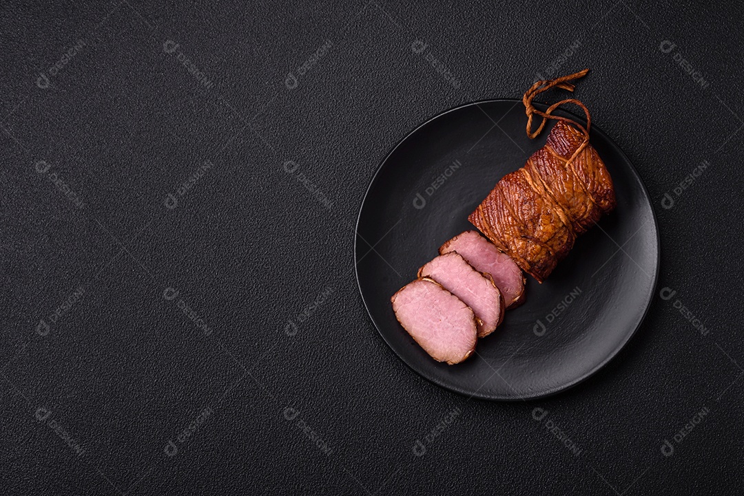 Delicioso peito de frango de carne defumada com sal, especiarias e ervas sobre um fundo escuro de concreto