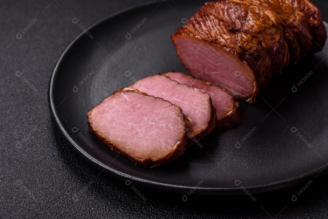 Delicioso peito de frango de carne defumada com sal, especiarias e ervas sobre um fundo escuro de concreto