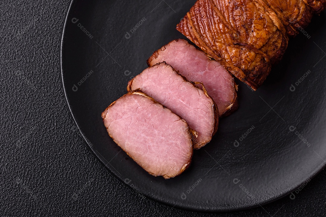 Delicioso peito de frango de carne defumada com sal, especiarias e ervas sobre um fundo escuro de concreto