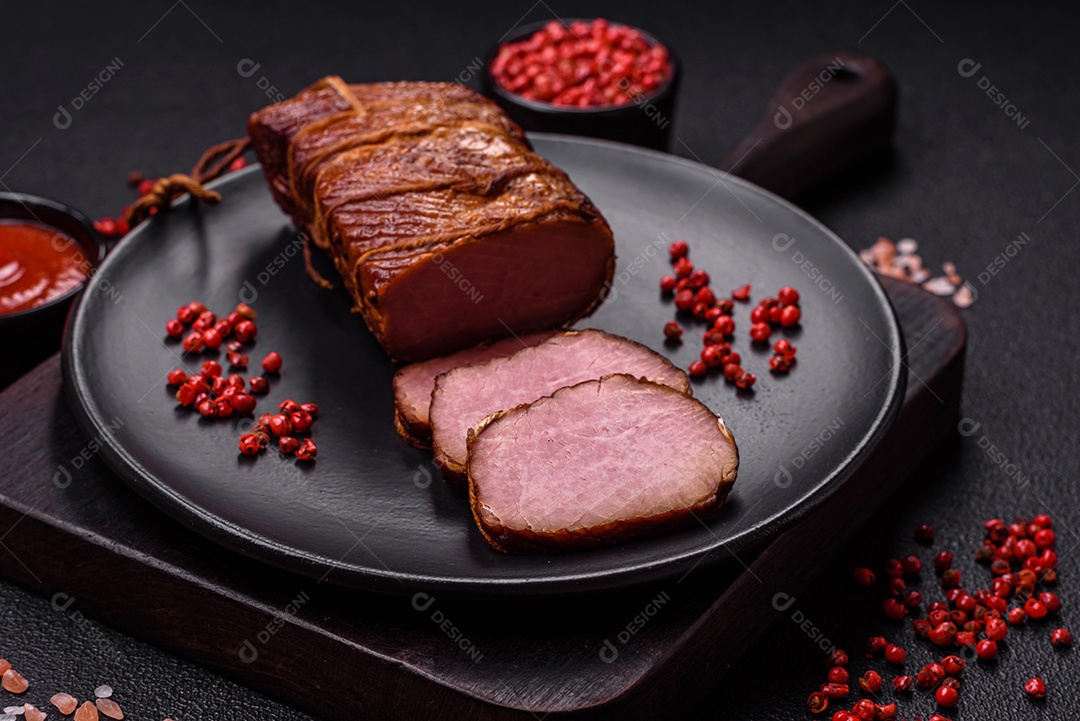 Delicioso peito de frango de carne defumada com sal, especiarias e ervas sobre um fundo escuro de concreto