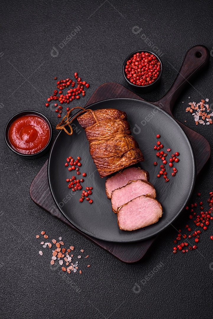 Delicioso peito de frango de carne defumada com sal, especiarias e ervas sobre um fundo escuro de concreto