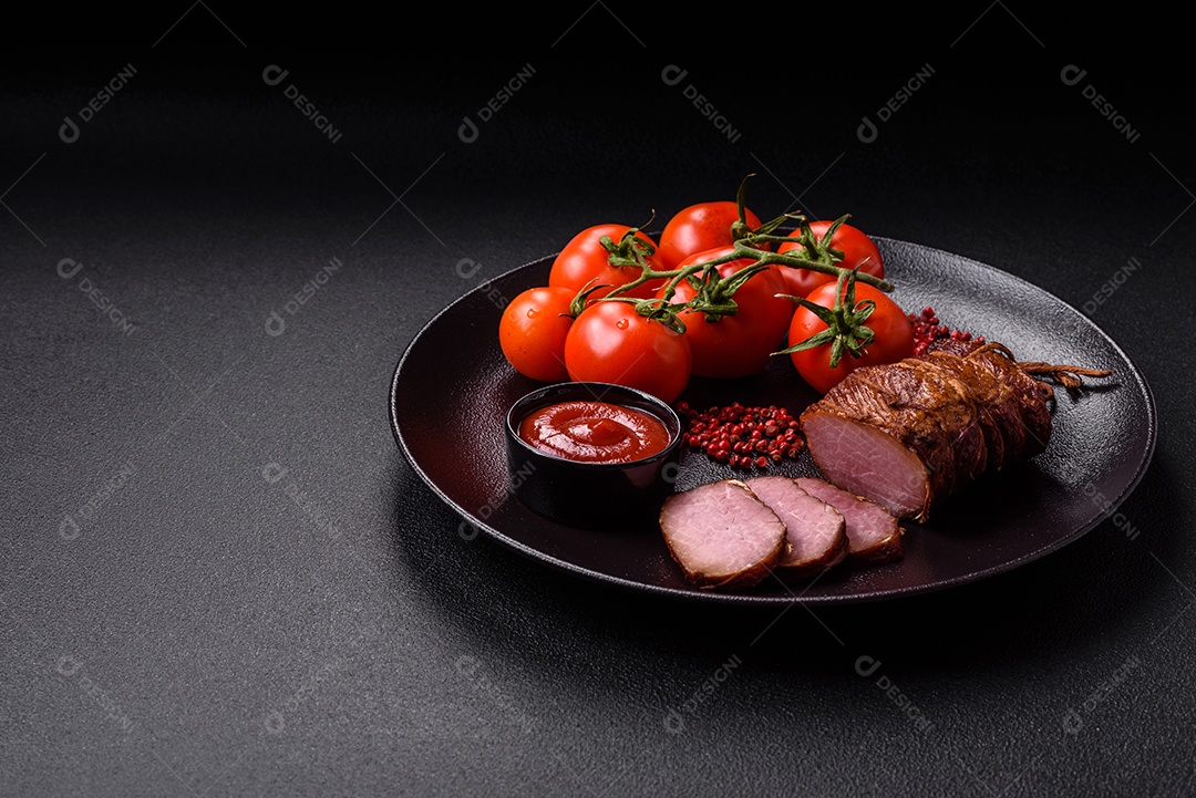 Delicioso peito de frango de carne defumada com sal, especiarias e ervas sobre um fundo escuro de concreto